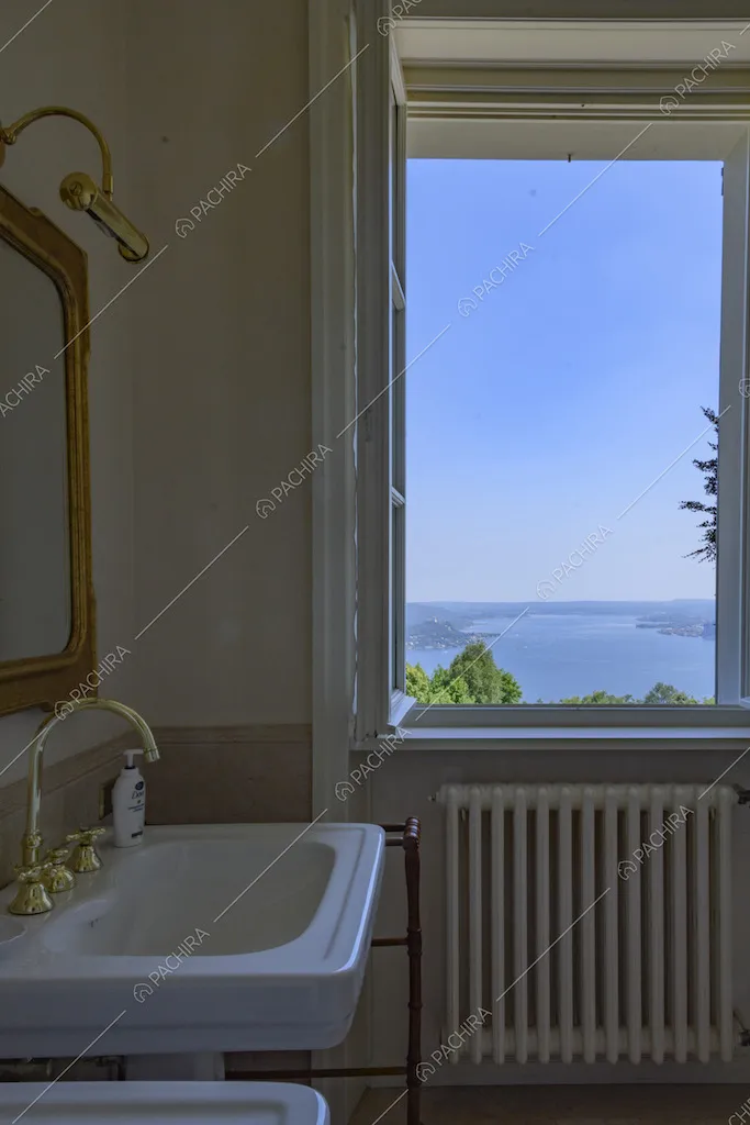 Bagno con doppio lavandino e rubinetti dorati