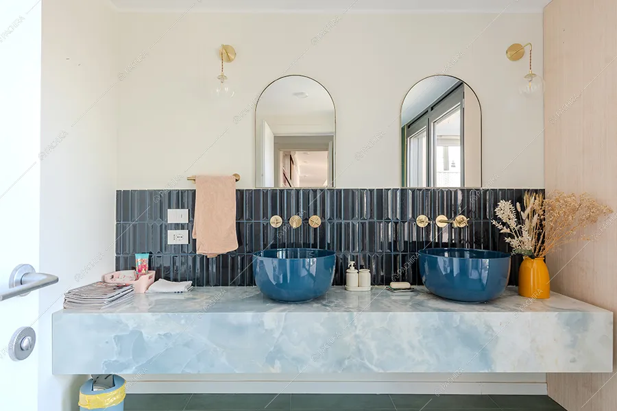 Bagno dell'appartamento Mimetite, location in stile moderno a Milano