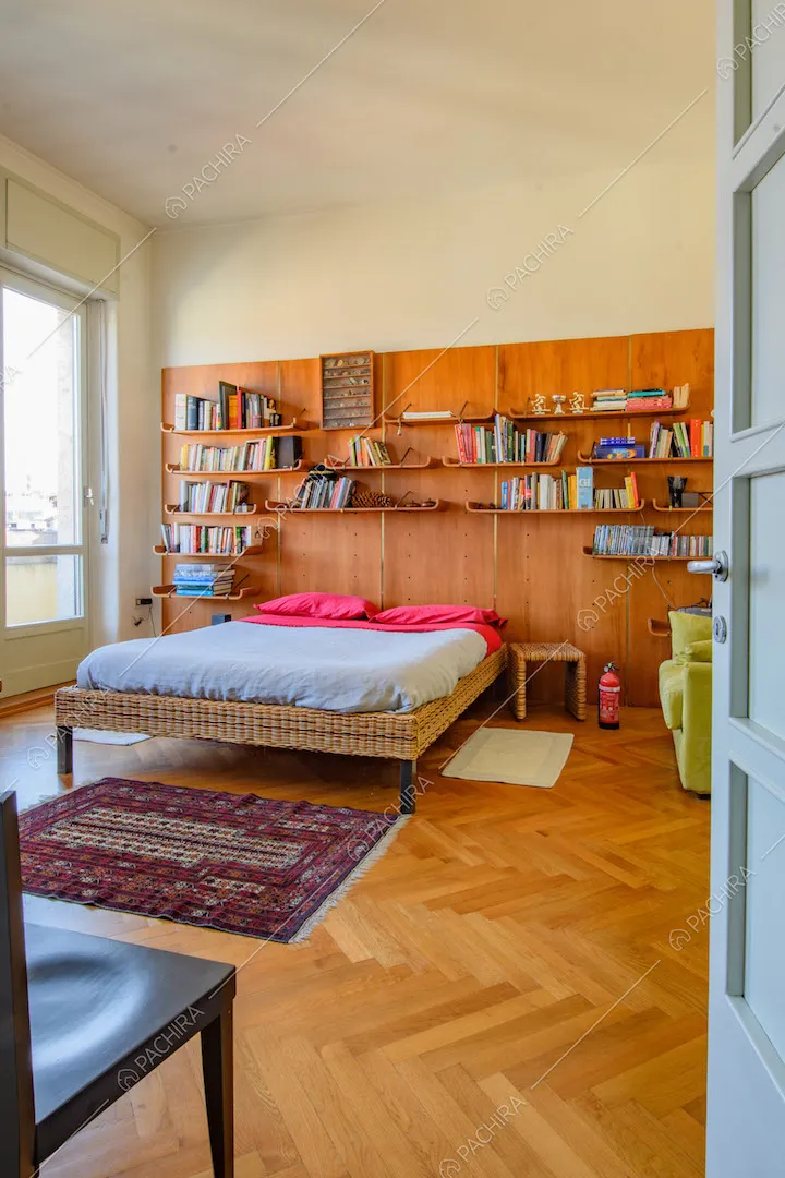 Camera da letto matrimoniale con pavimento in parquet a spina di pesce