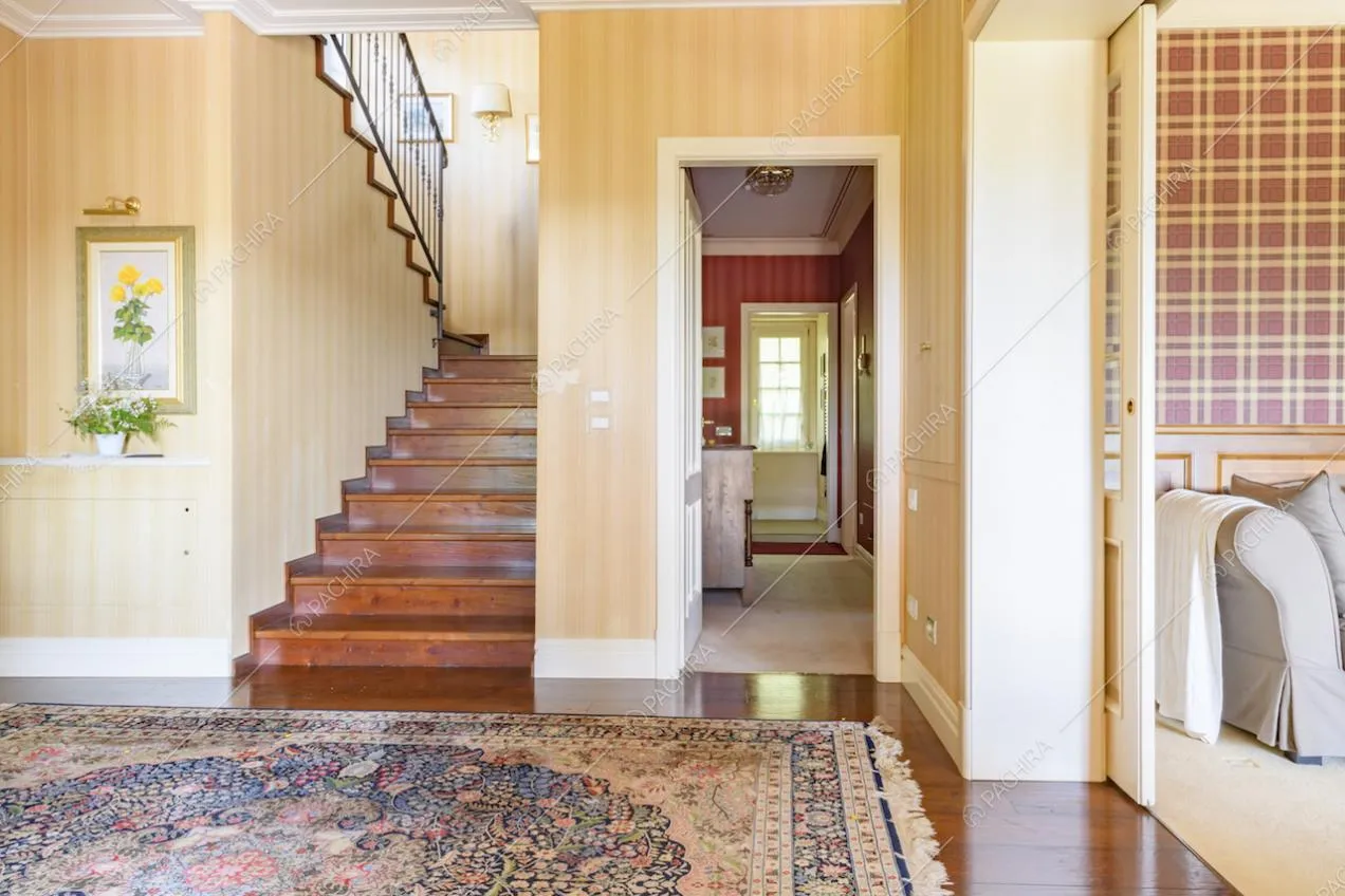 Tappeto a fantasia sul pavimento in parquet del disimpegno