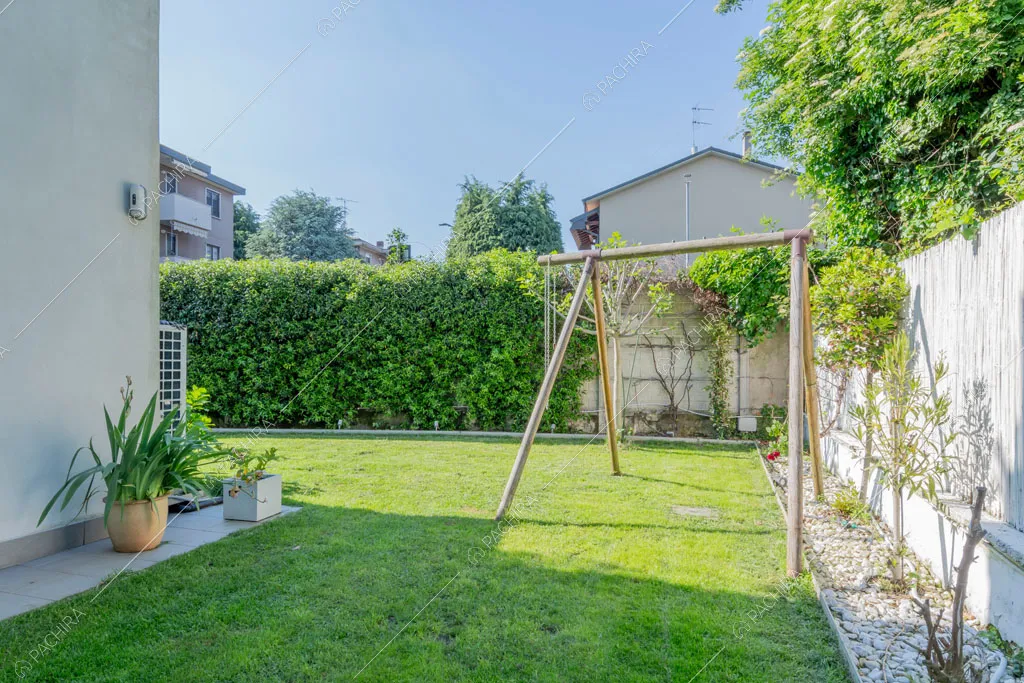 Giardino della villa Garnet, location in stile contemporaneo a Milano