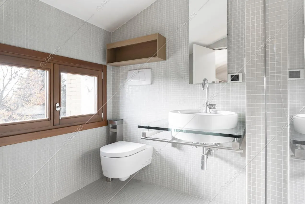 Angolo del bagno con lavandino, specchio e finestra