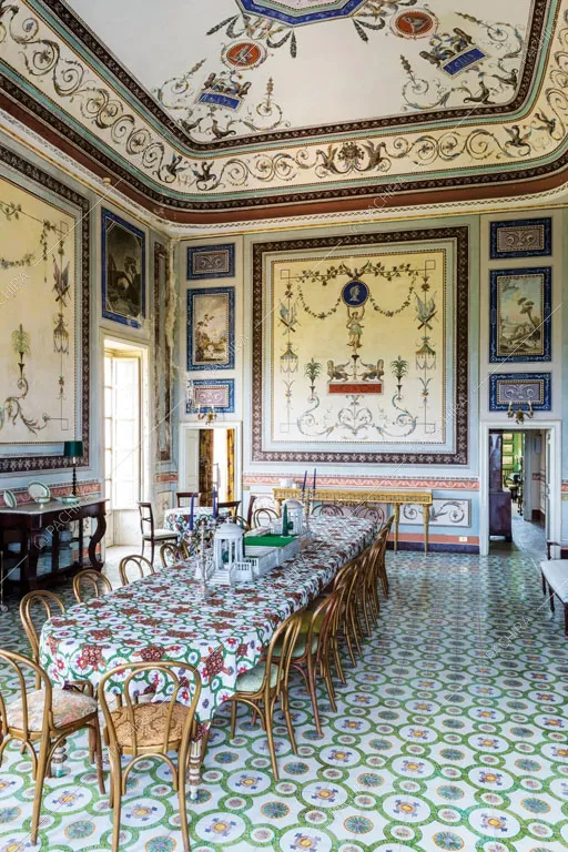 Affreschi nella luminosa sala da pranzo della villa Tanami, location in stile classico a Palermo