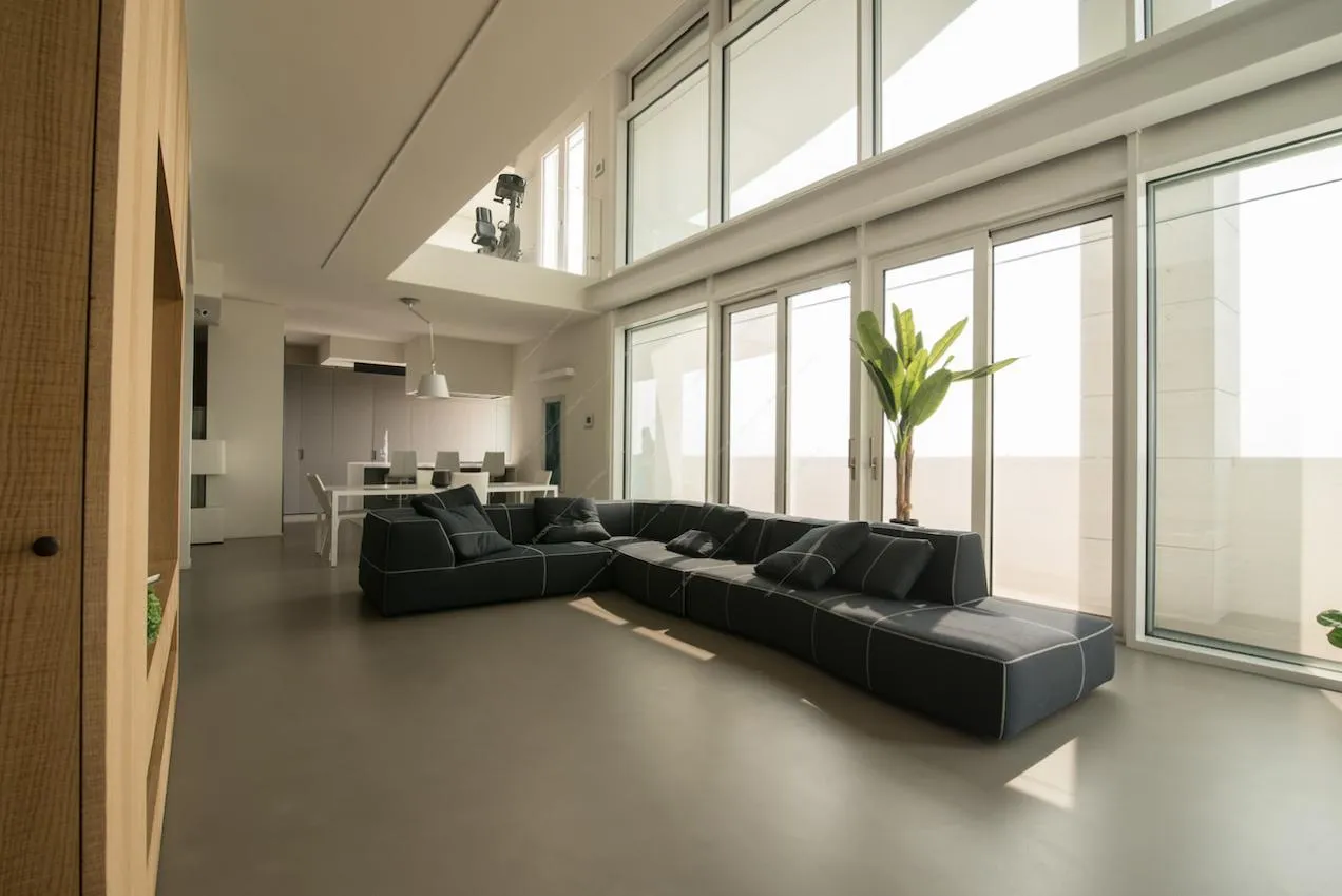 Lungo divano in stile moderno e arredi minimal