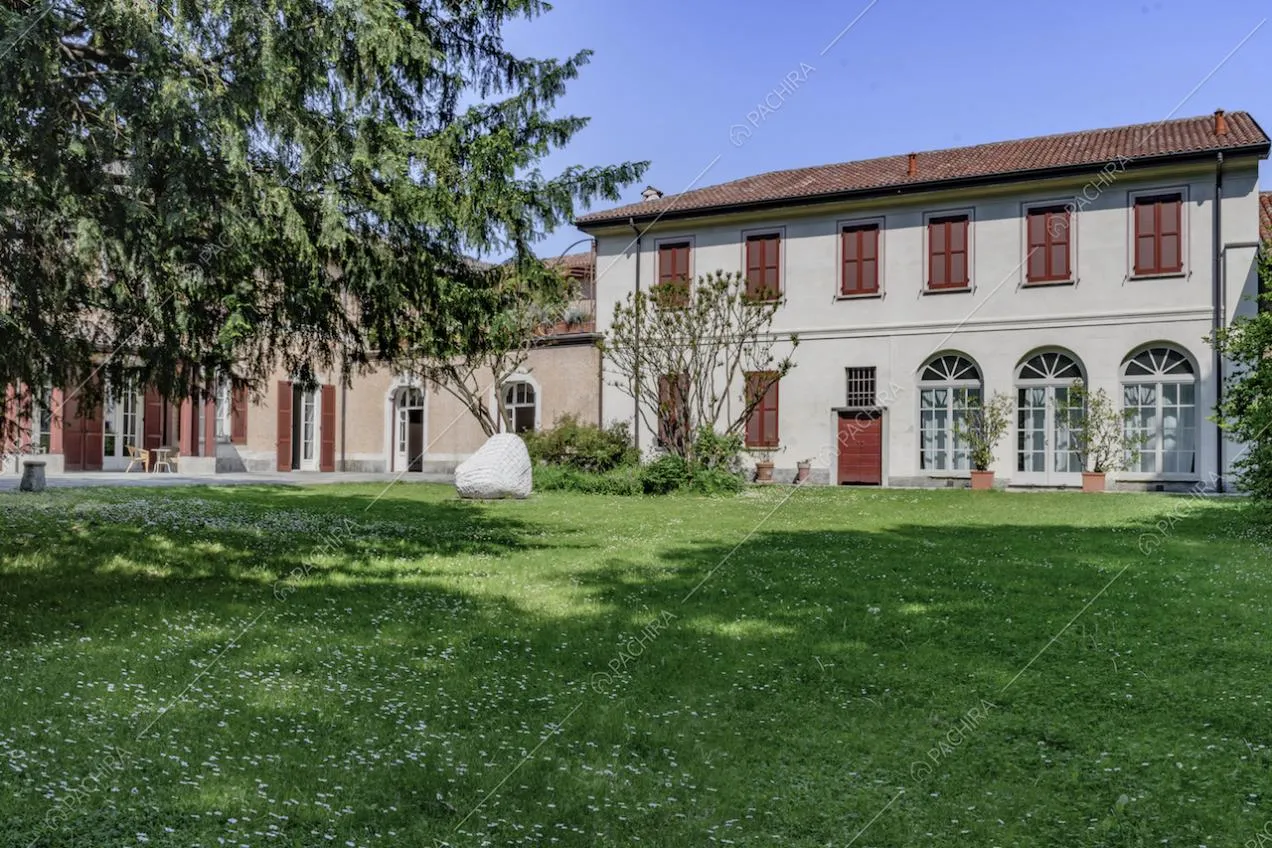 Curatissimo giardino privato della dimora storica dal quale si ammirano gli esterni e le porte-finestre del pianterreno