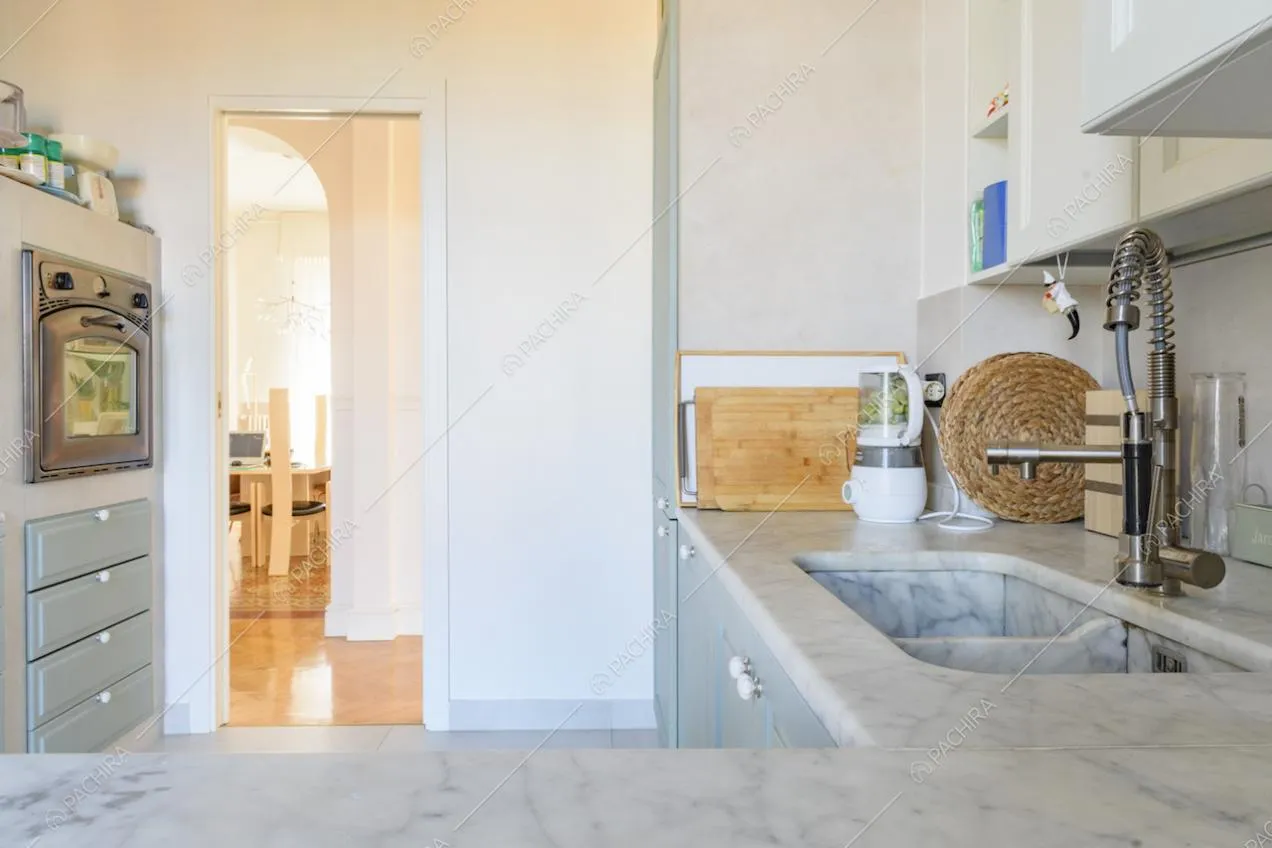 Cucina con piano in marmo e vista sulla sala da pranzo
