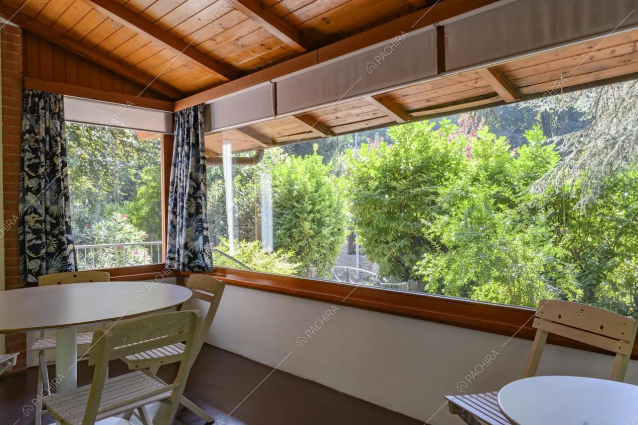 Veranda della dépendance immersa nel verde