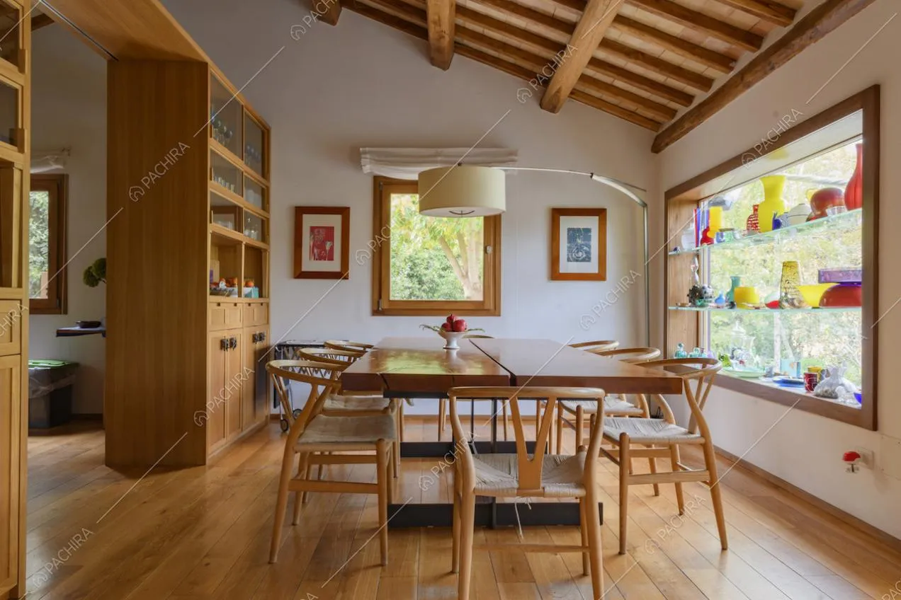 Zona pranzo con tavolo in legno e lampada da terra ad arco