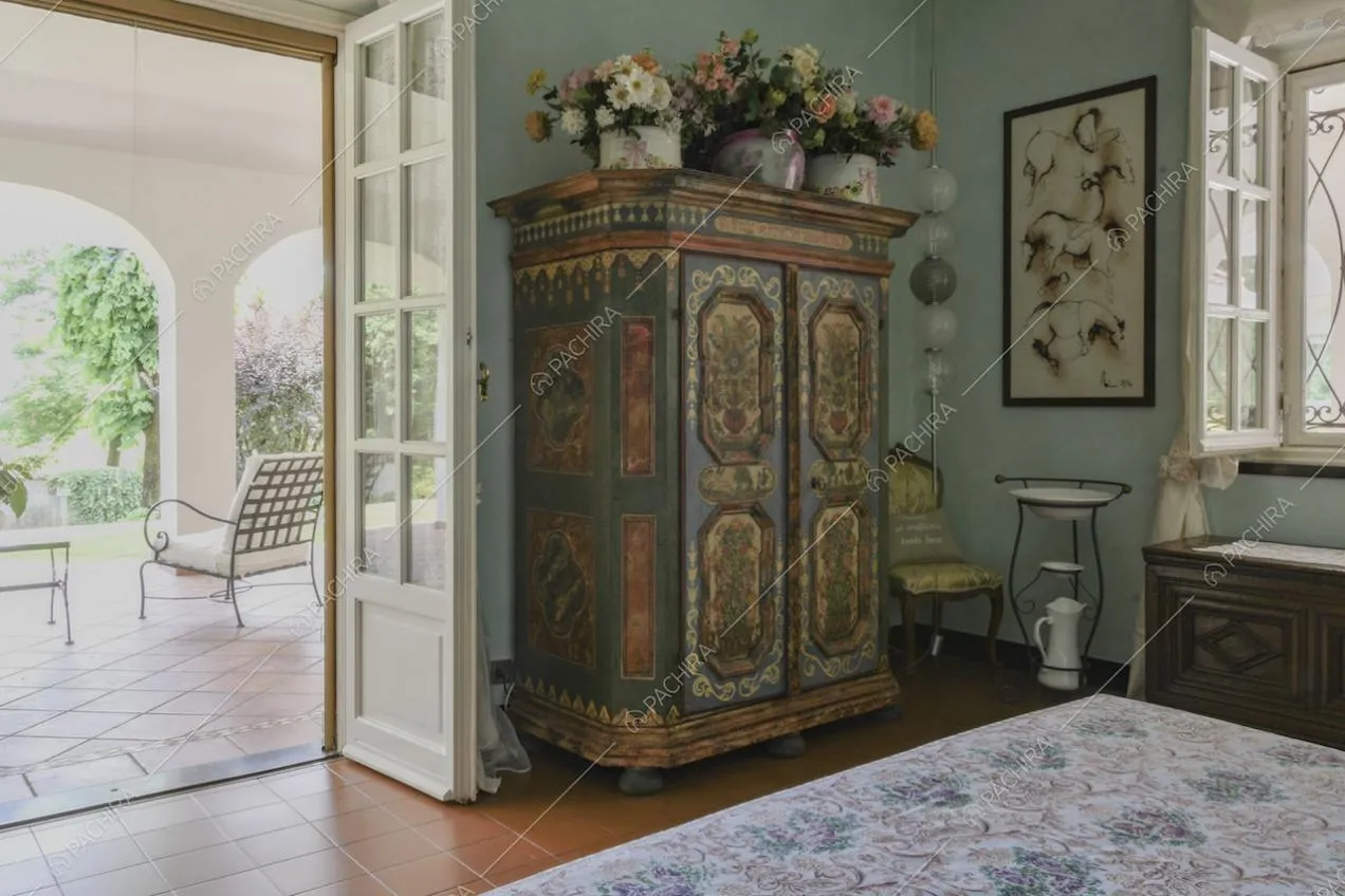 Dalla camera da letto matrimoniale accesso alla veranda tramite porta-finestra