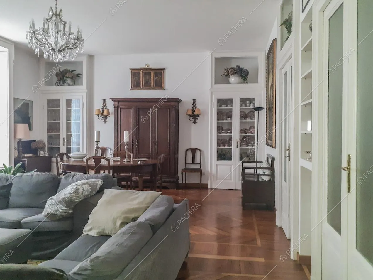 Armadio d'epoca in legno e lampadario con gocce di cristallo antico