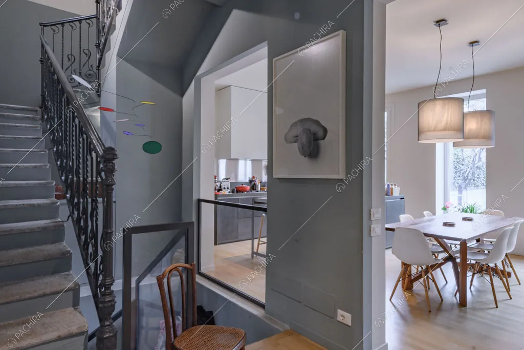 Vista sulla cucina della villa Kharan, location in stile contemporaneo a Milano