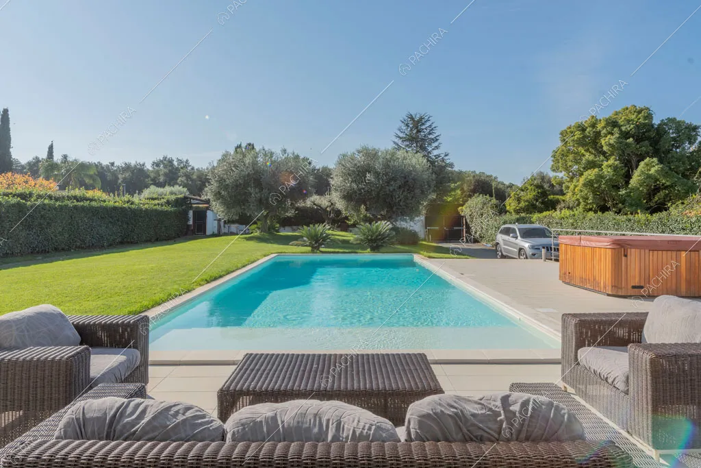 Piscina della villa Tagliamento, location in stile contemporaneo a Roma