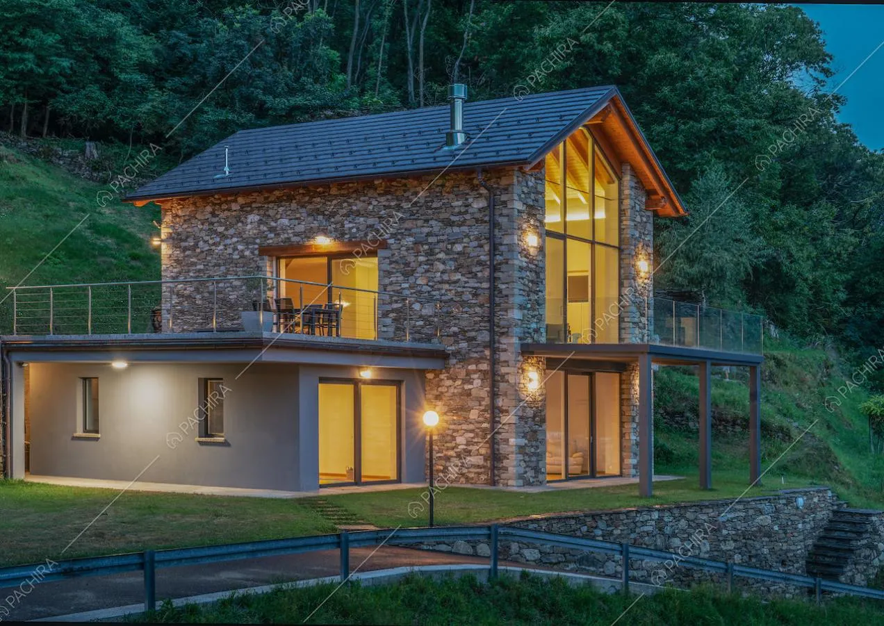 Vista sulla villa articolata su due piani, con due terrazze, veranda ed esterni in pietra