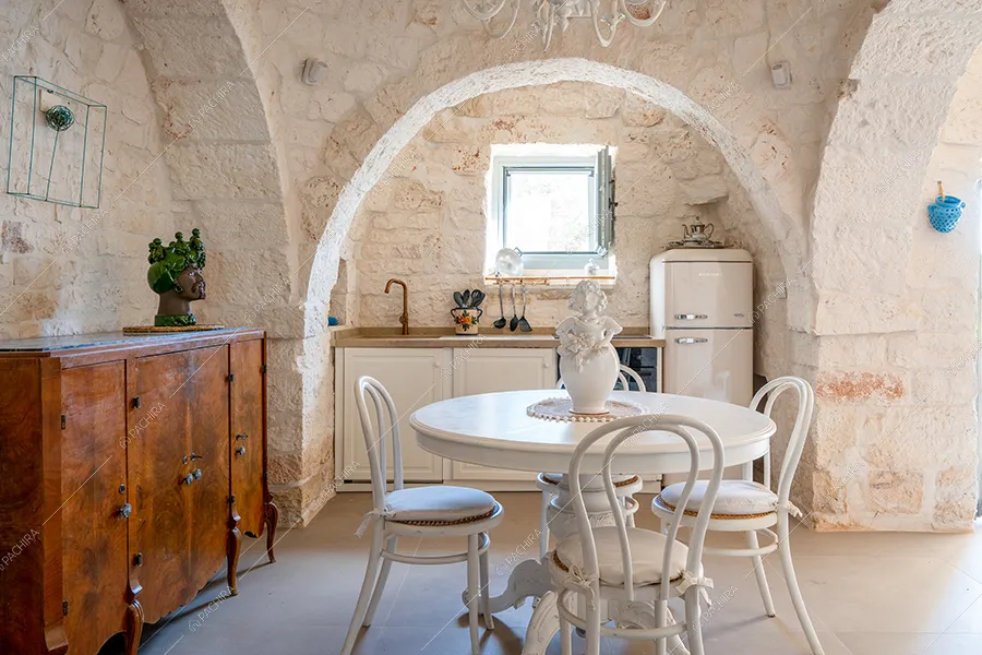 Cucina della villa Sahel, location in stile rustico a Brindisi