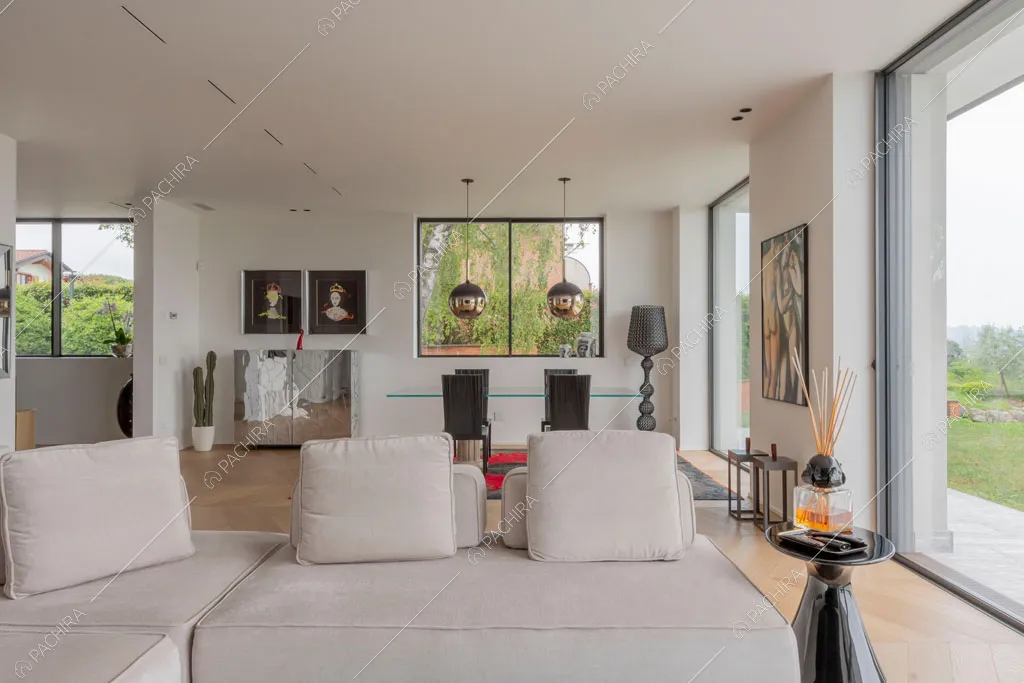 Luminosa zona living della villa Ladoga, location in stile contemporaneo a Varese