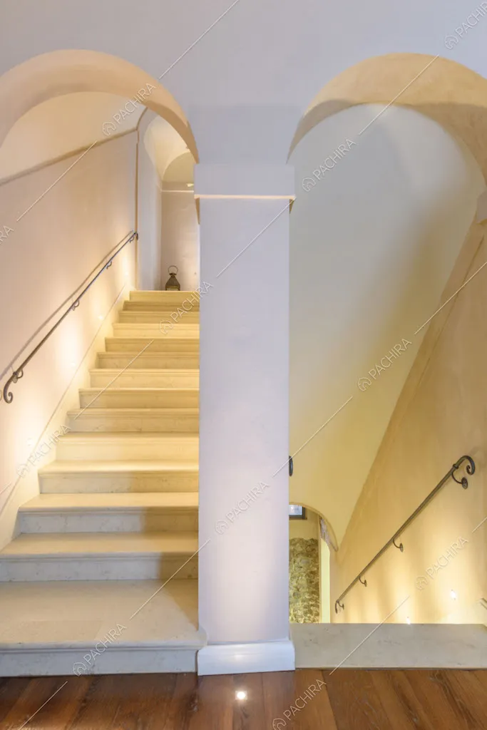 Scale con archi a tutto sesto per scendere nella taverna