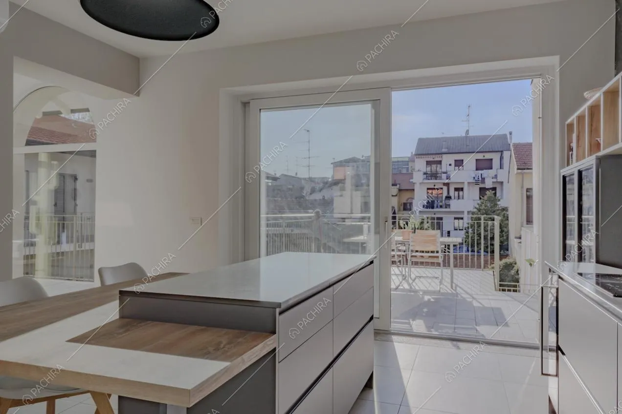 Vetrate nella zona cucina e terrazza con vista sulla città