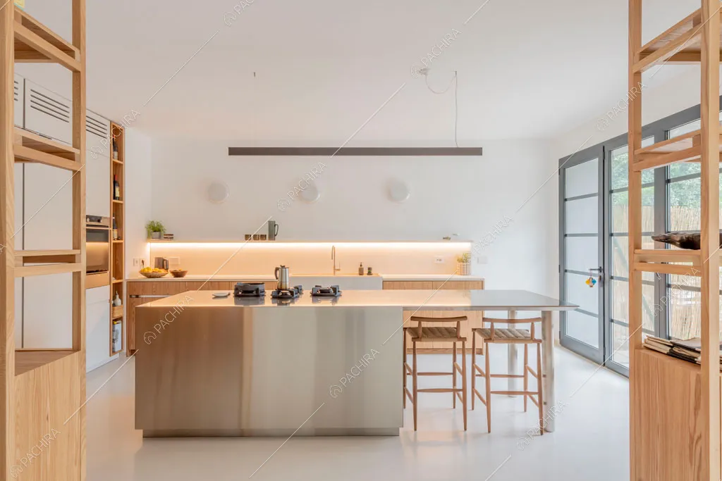 Cucina a vista del loft Tigri, location in stile contemporaneo a Milano