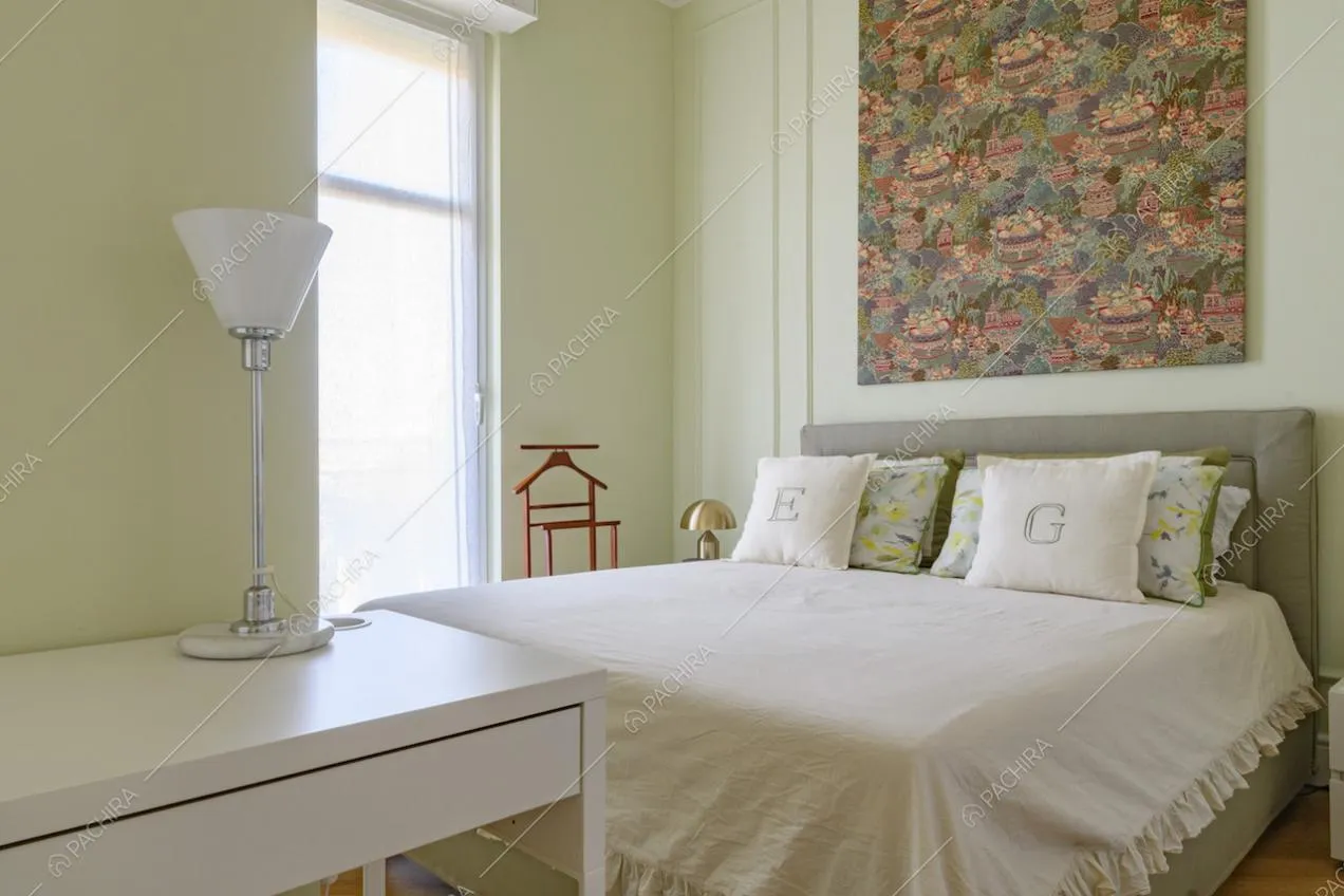 Camera da letto matrimoniale con boiserie alle pareti