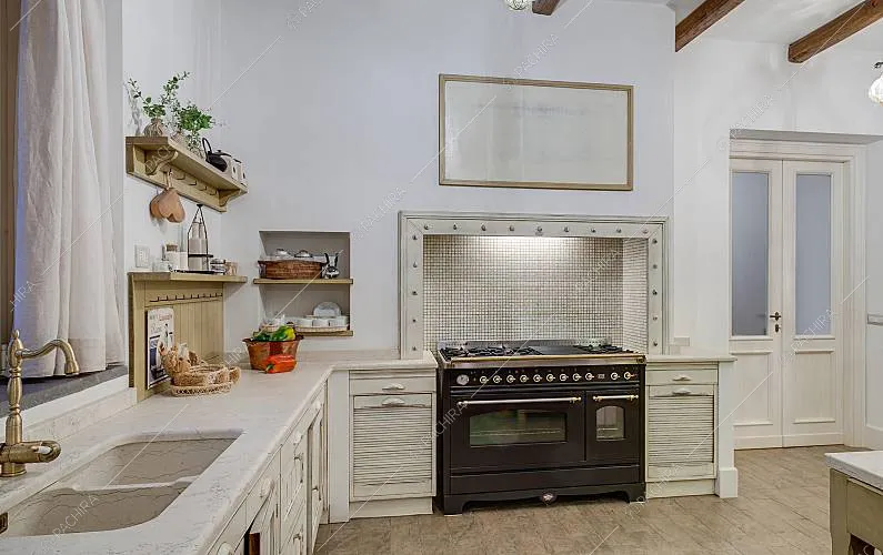 Cucina a parete della villa Kunzite, location in stile moderno a Roma
