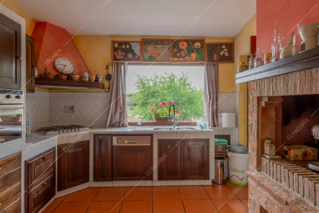 Cucina a parete della villa Ematite, location in stile rustico a Roma