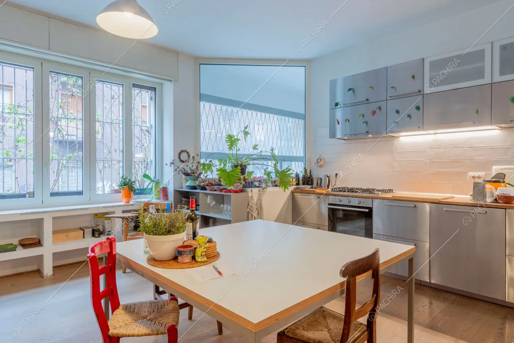 Cucina a parete dell'appartamento Mungo, location in stile contemporaneo a Milano
