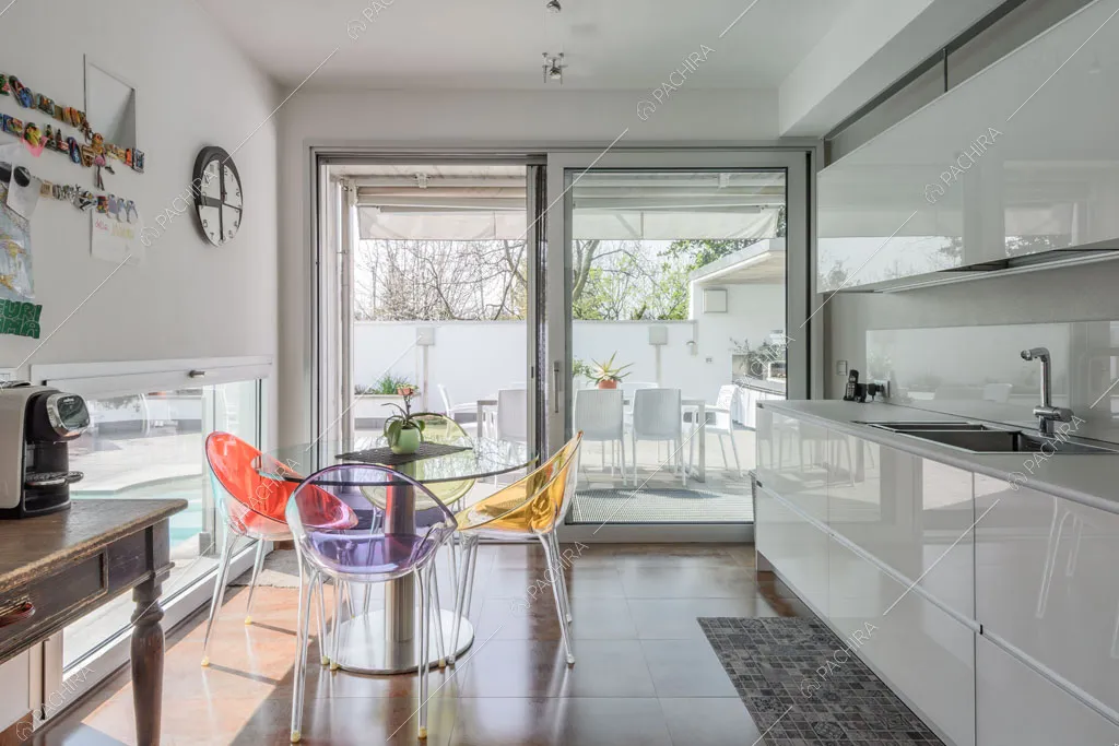 Cucina a parete della villa Lilium, location in stile moderno in Provincia di Milano