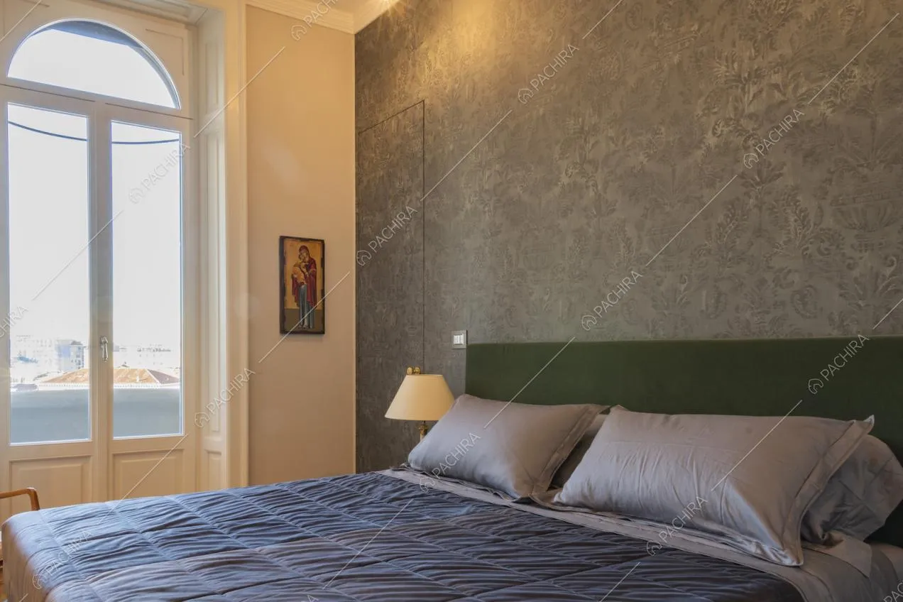Camera da letto padronale con carta da parati grigia