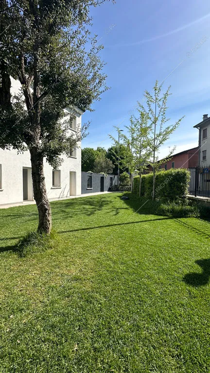 Giardino della villa Makalu, location in stile contemporaneo a Brescia