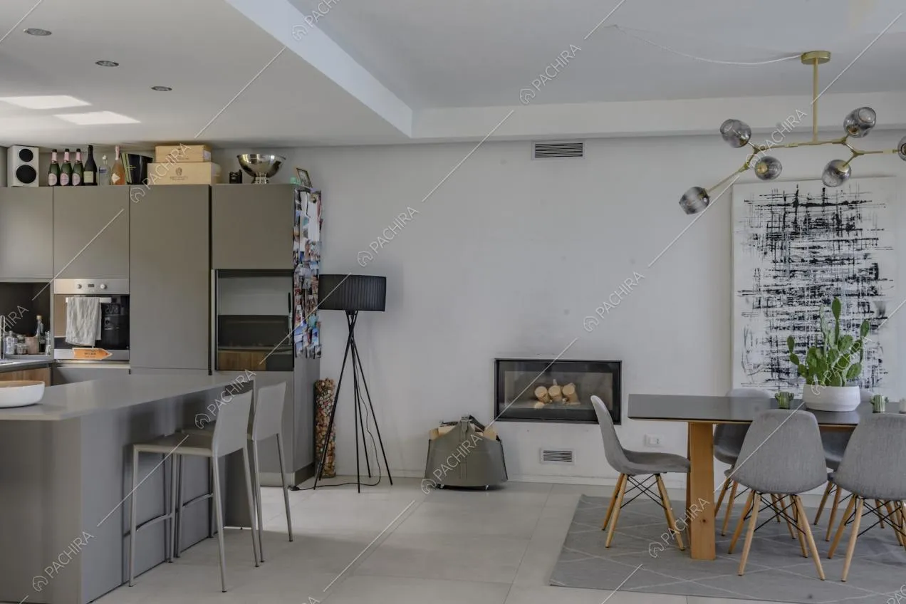 Open space con zona pranzo e cucina a parete