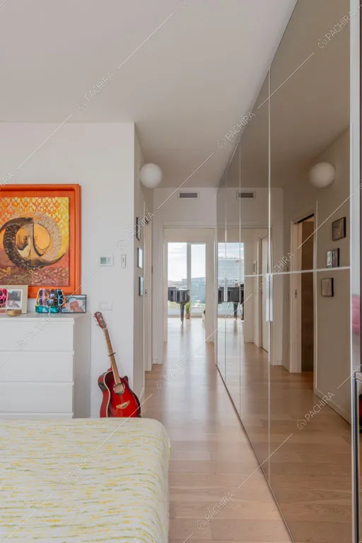 Camera da letto dell'appartamento Tobol, location in stile contemporaneo a Milano