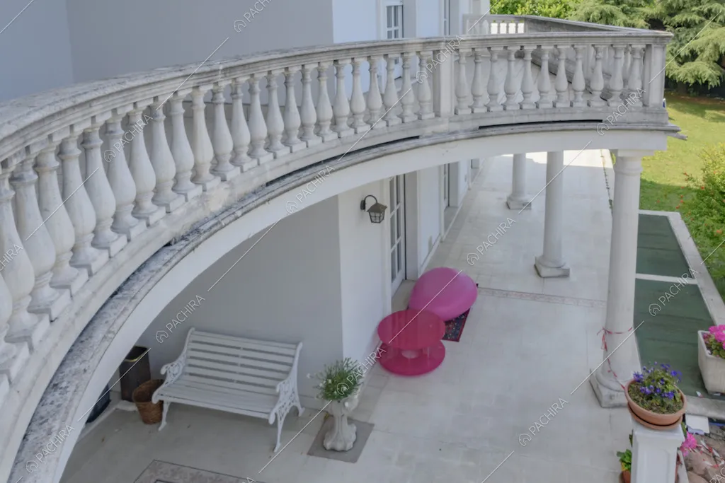 Dettaglio della balaustra sulla facciata della villa