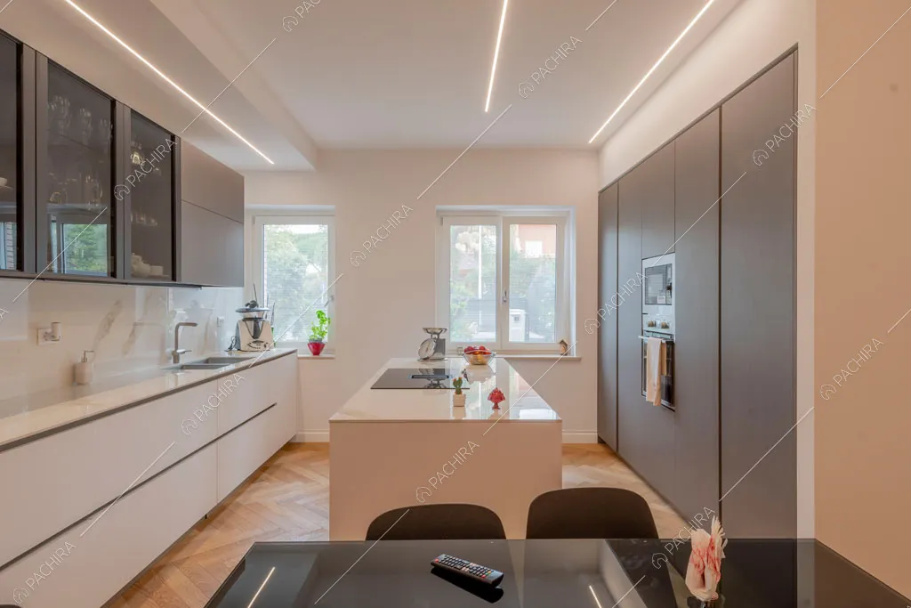 Cucina a penisola della villa Murray, location in stile contemporaneo a Roma