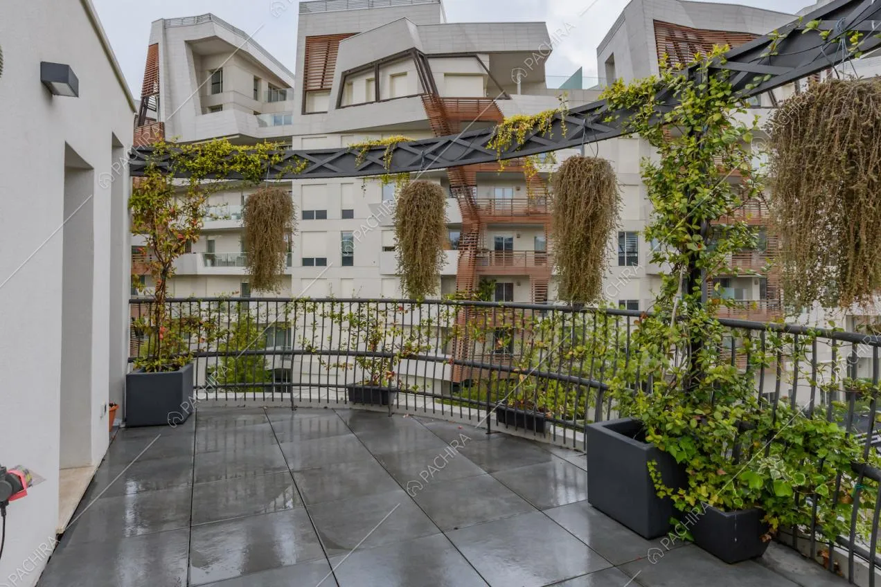 Terrazza a semicerchio con parapetto in metallo nero e vista sullo skyline
