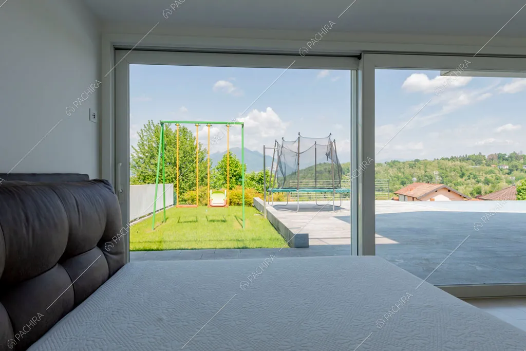 Camera da letto della villa Coral, location in stile contemporaneo a Como