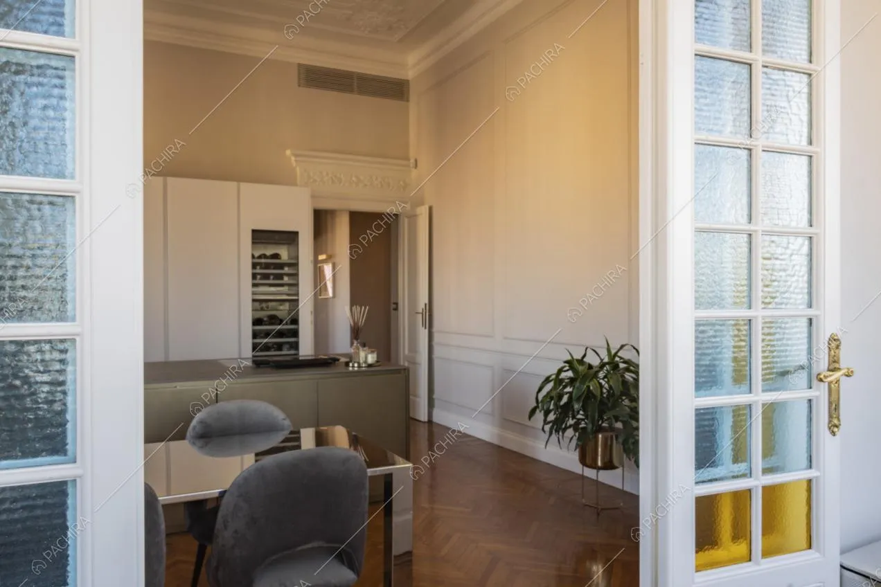 Vista sulla cucina e la sala da pranzo