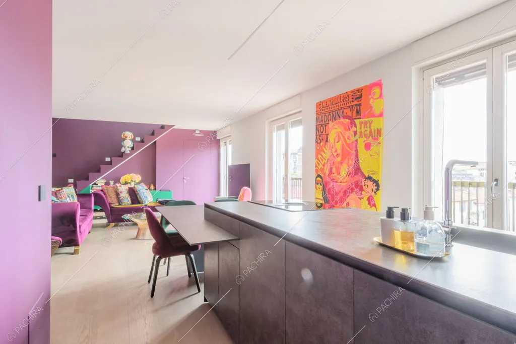 Cucina a isola dell'appartamento Quiabo, location in stile contemporaneo a Milano