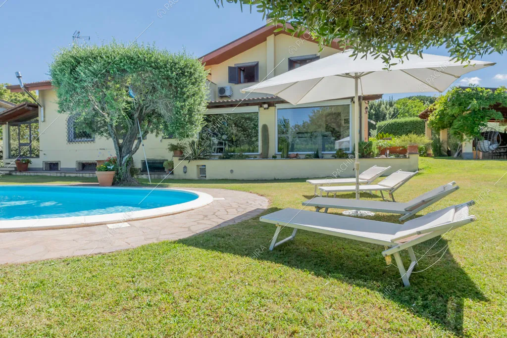 Giardino con piscina della villa Cassava, location in stile contemporaneo a Roma