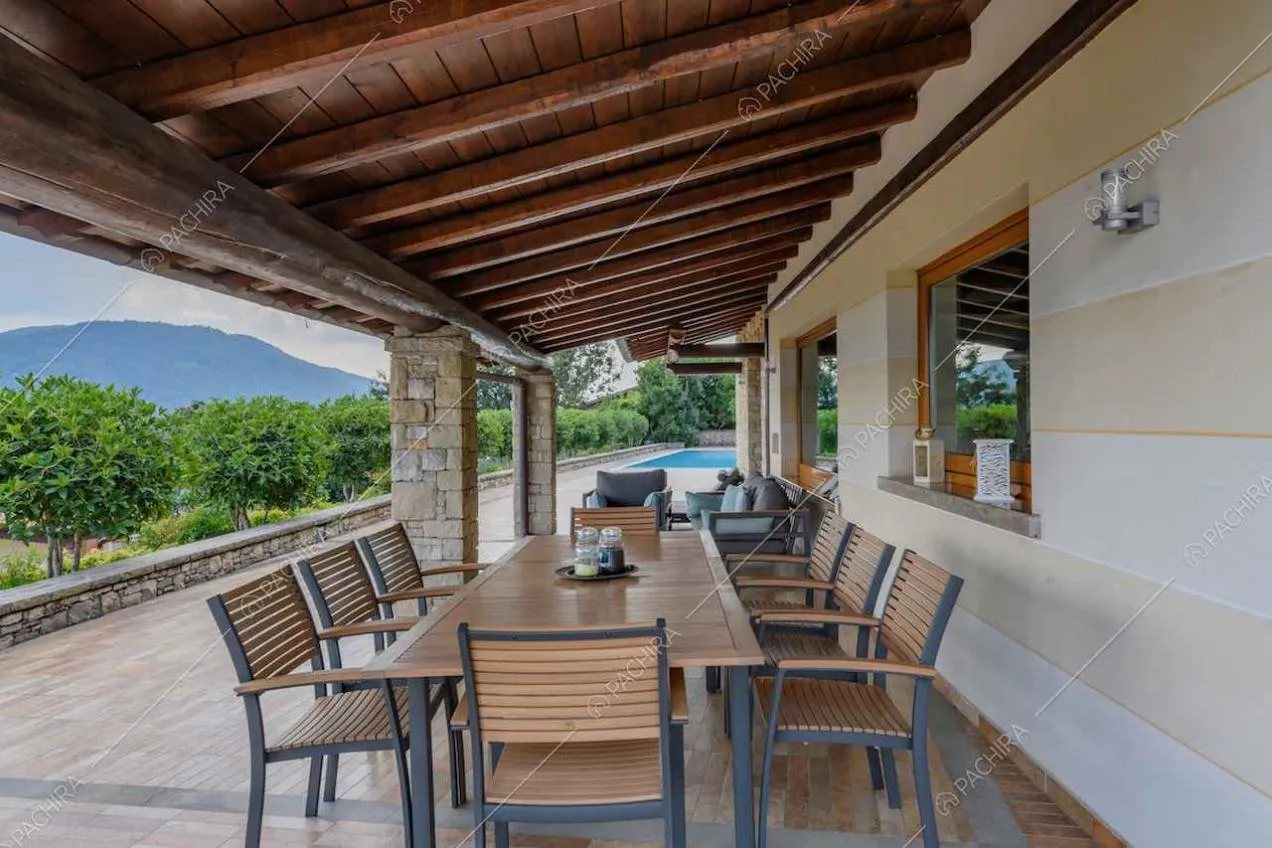 Veranda con travi a vista sul soffitto e colonne in pietra