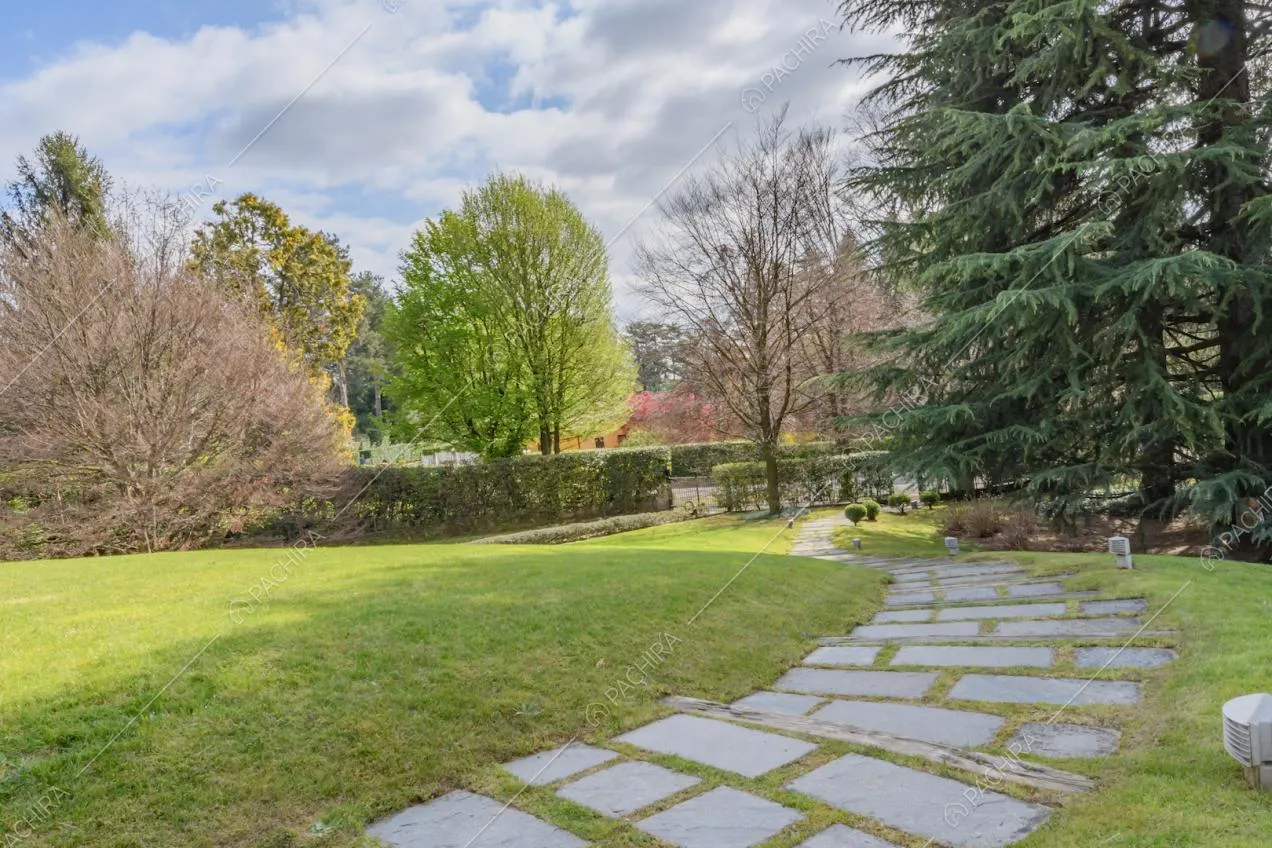 Vialetto in lastre di pietra nel giardino della location