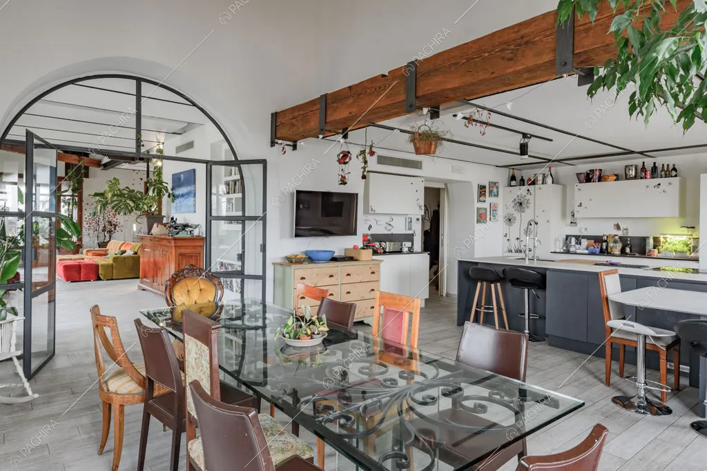 Zona living con cucina a vista del loft Ostro, location in stile contemporaneo a Milano