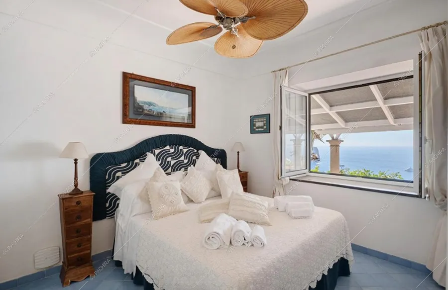 Camera da letto della villa Oder, location in stile classico a Napoli