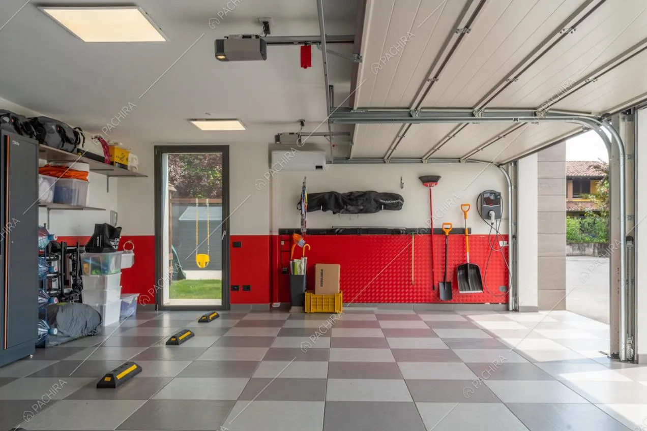 Ampio garage con pavimento a scacchi e pareti bianche e rosse