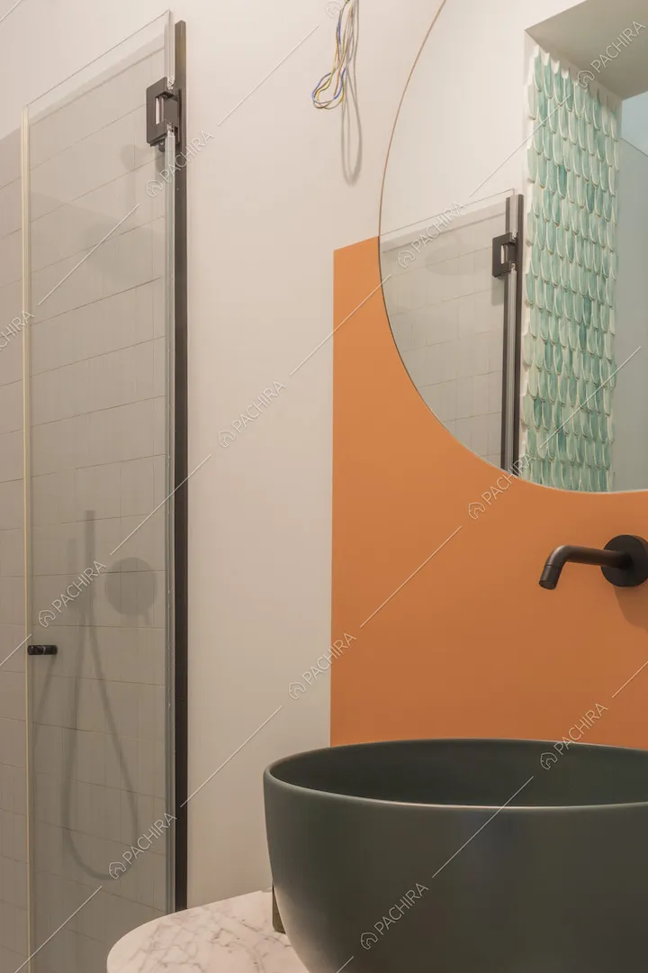 Lavandino in stile moderno e specchio tondo