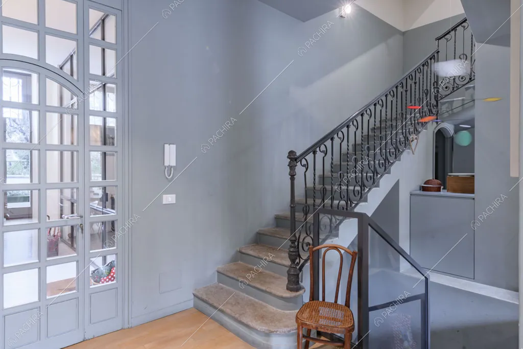 Scale della villa Kharan, location in stile contemporaneo a Milano