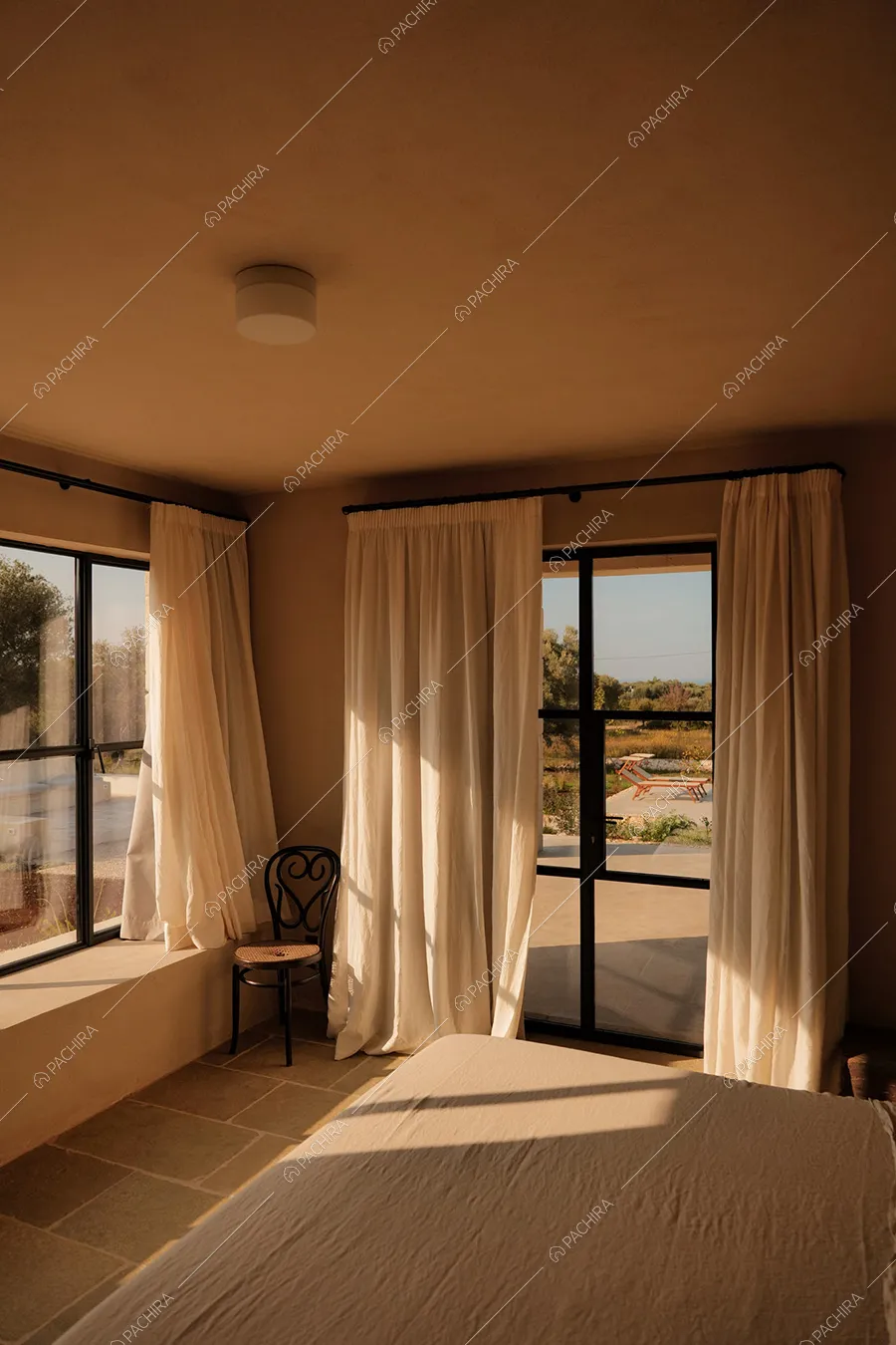 Camera da letto della villa Malacca, location in stile contemporaneo a Brindisi