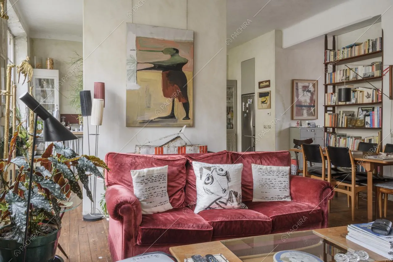 Divano in velluto color bordeaux e quadro appeso alla parete