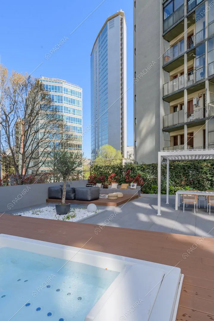 Terrazza con vista sugli edifici circostanti e idromassaggio