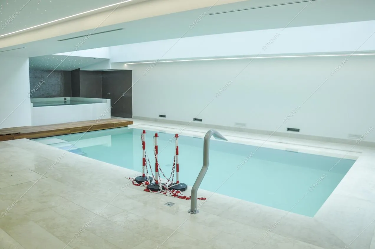 Piscina interna della villa Caviale Rosa, location in stile moderno a Roma