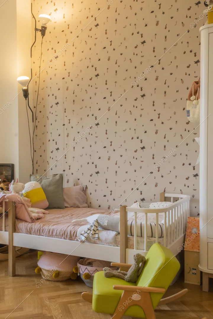 Cameretta con lettino, poltroncina e carta da parati